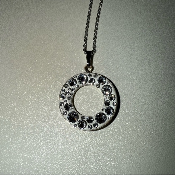 Elegant Necklace with Swarovski Crystal Pendant - Picture 2 of 4